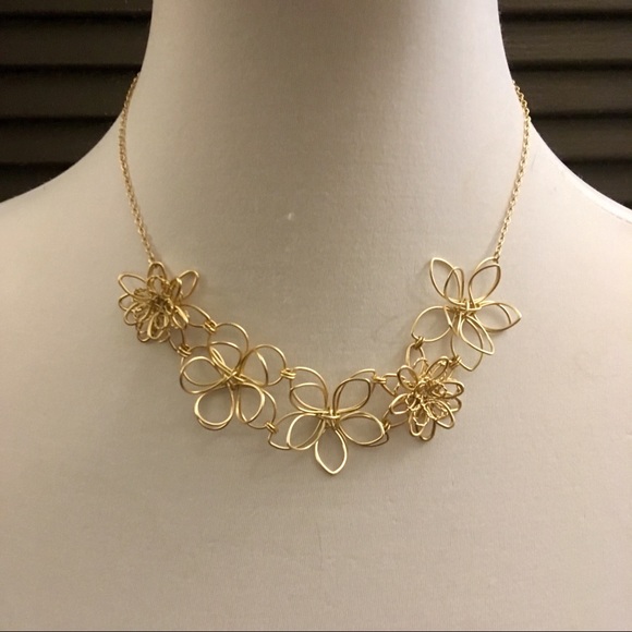 SOLD🎖🆕 LOFT Gold Floral Statement Necklace - Picture 2 of 8